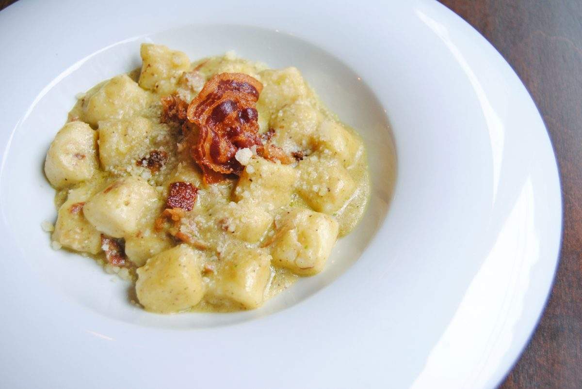 Gnocchi with pistachio pesto and pancetta (gnocchi con pesto di