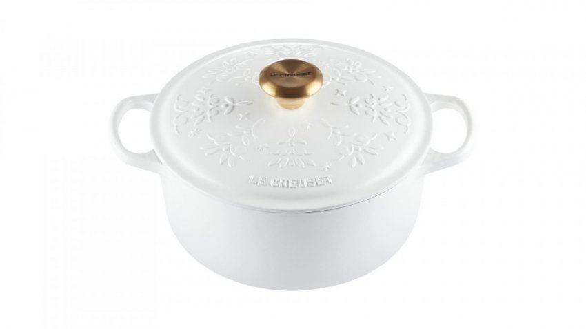 https://eatnorth.com/sites/default/files/styles/article_freeheight/public/field/image/le_creuset_noel_collection_dutch_oven.jpeg?itok=iMuuKTBF