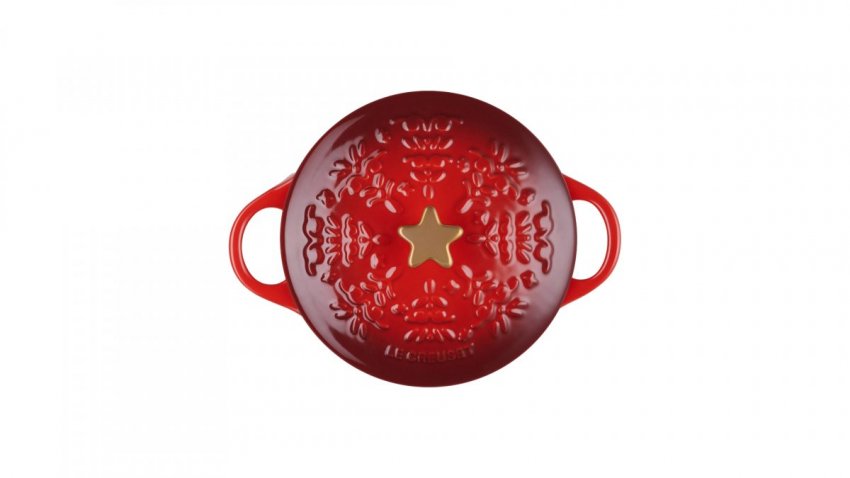 https://eatnorth.com/sites/default/files/styles/article_freeheight/public/field/image/le_creuset_noel_collection_small_cocotte.jpeg?itok=sPLOPPPC
