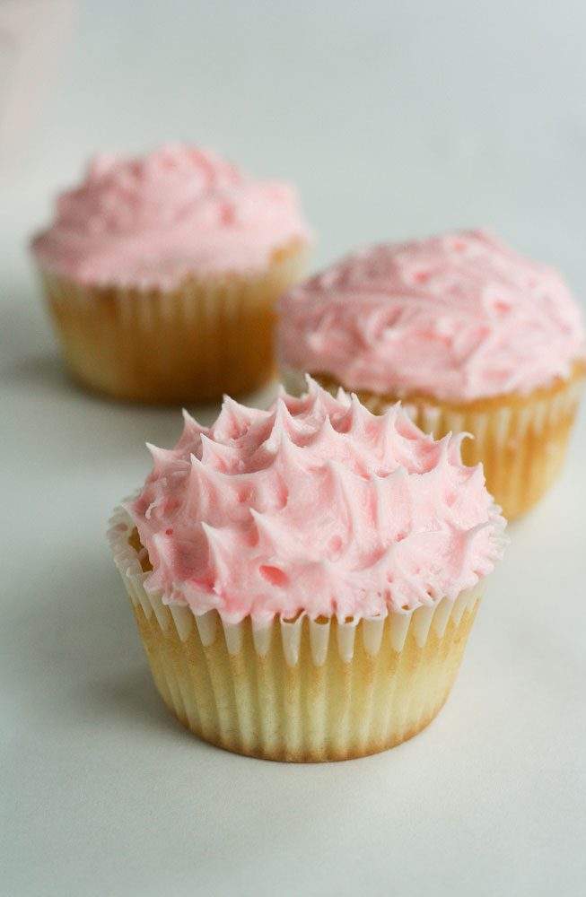 Icing a cupcake without a 2025 piping bag