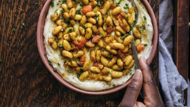 Image for Holiday side dish recipe: Curried white kidney beans and mashed potatoes