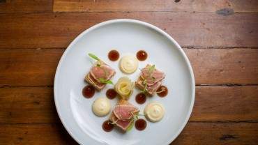 Photo of tuna and rice cakes by Rodrigo Tibyrica.