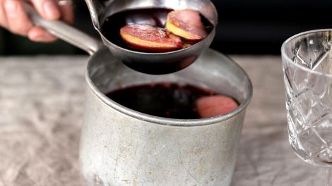 Image for Holiday recipe: Wild blueberry and pear mulled wine