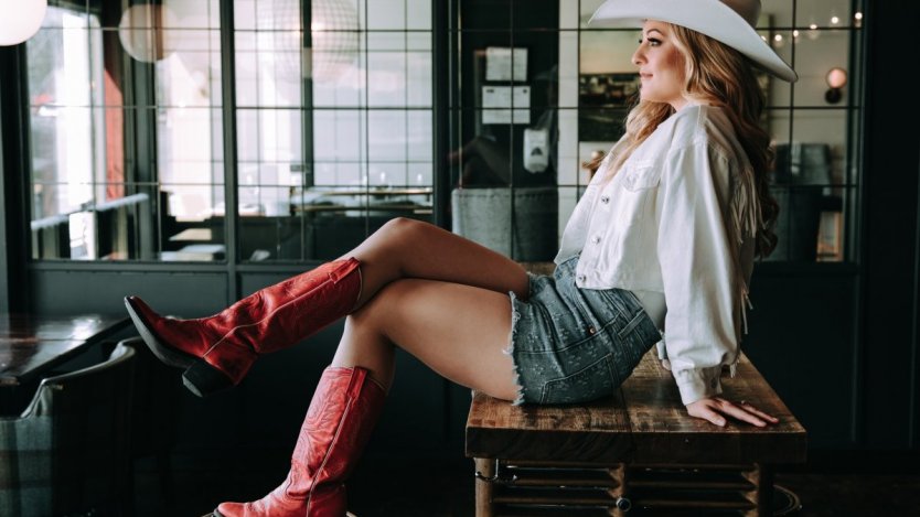 Photo of singer Alex Hughes by Michelle Spice Photography.