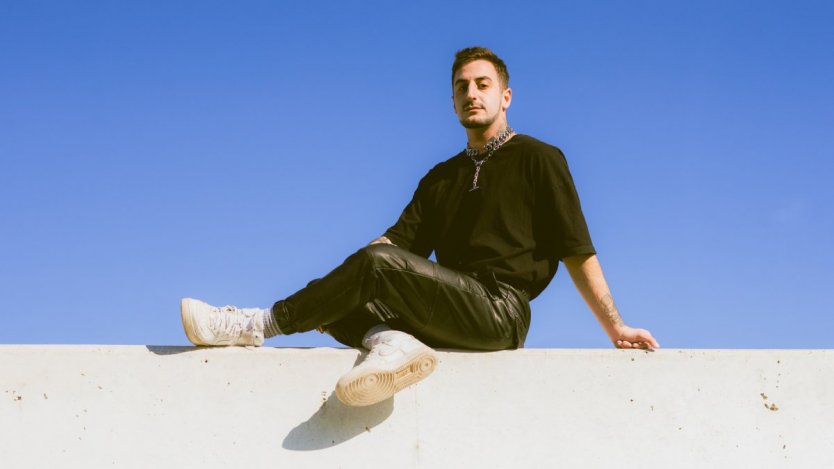 Photo by Cassandra Popescu. singer-songwriter Jesse Maxwell Toronto.