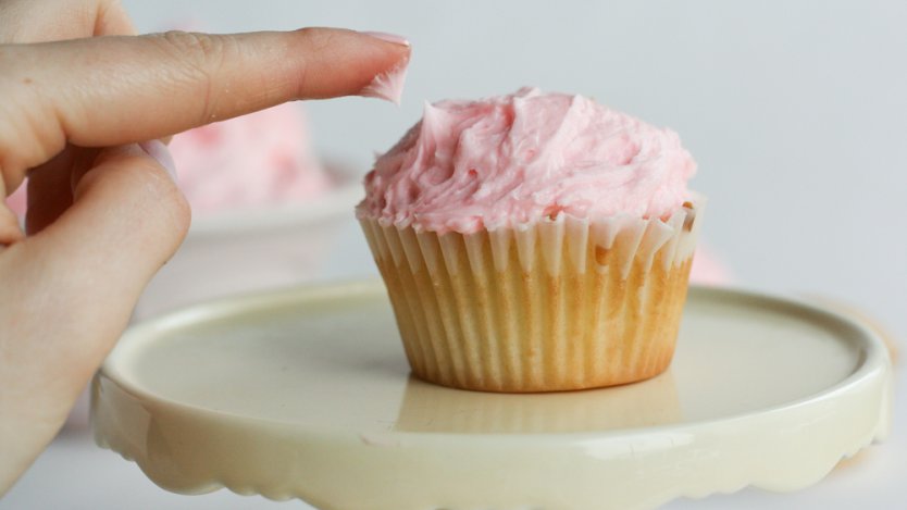 How to use an 2025 icing bag to decorate cupcakes