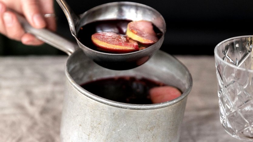 Image for Holiday recipe: Wild blueberry and pear mulled wine